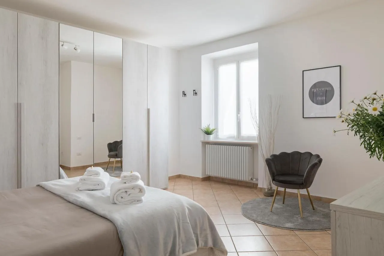 Aura Apartment - Como City Centre Italia